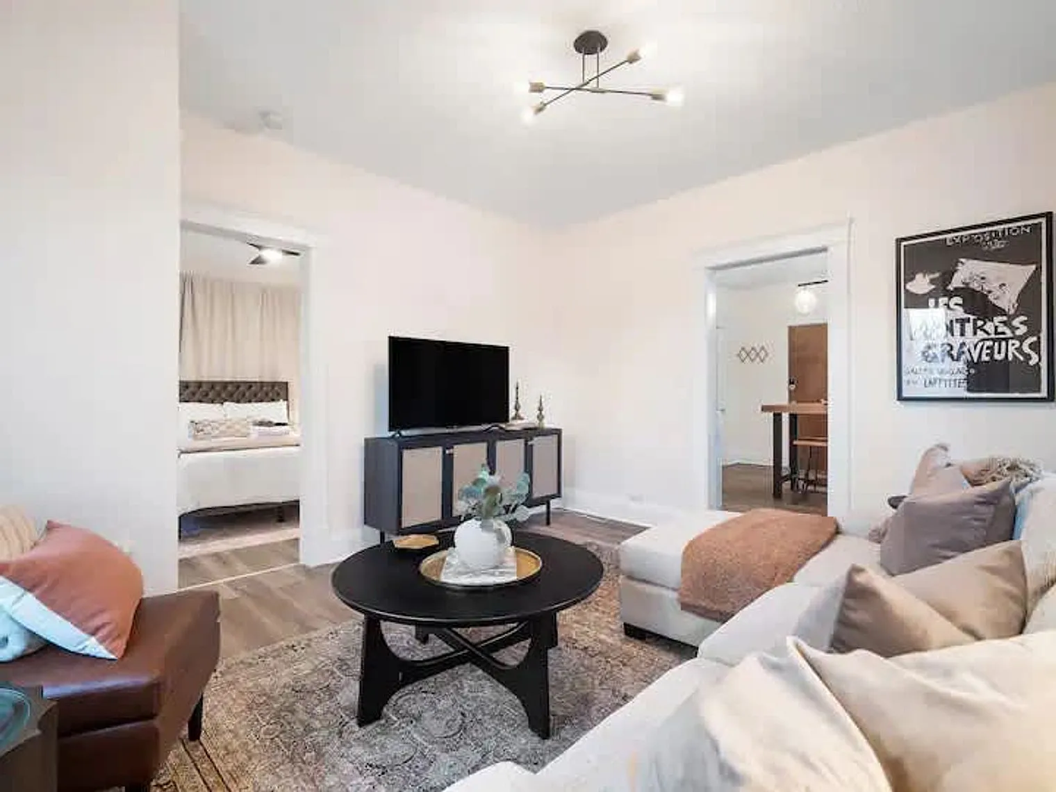 2 bed, 1.0 bath, 893 sqft, $2,117 — Photo 3
