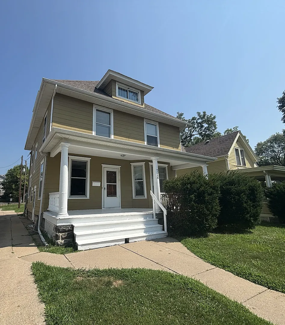 Available August 1st, 5 bedroom, 2 bathroom, Off Street Parking Included! — Photo 1