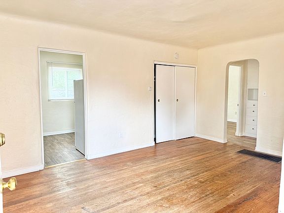 2nd image of 302 Stanford Dr SE Unit 4