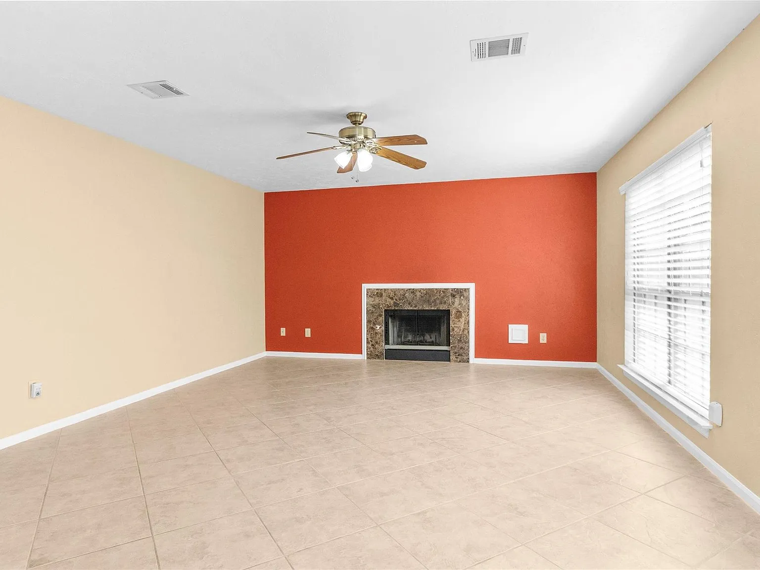 4 bed, 2.5 bath, 2416 sqft, $2,400 — Photo 4