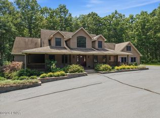 136 Hilltop Ln, Hawley, PA 18428