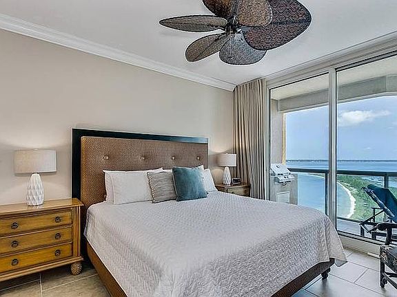 MASTER BEDROOM - KING 