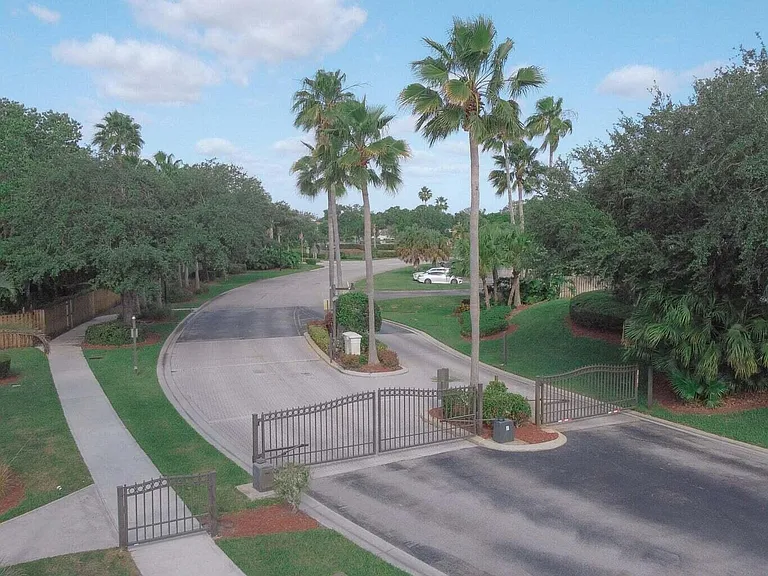 3129 SW Solitaire Palm Dr — Photo 24