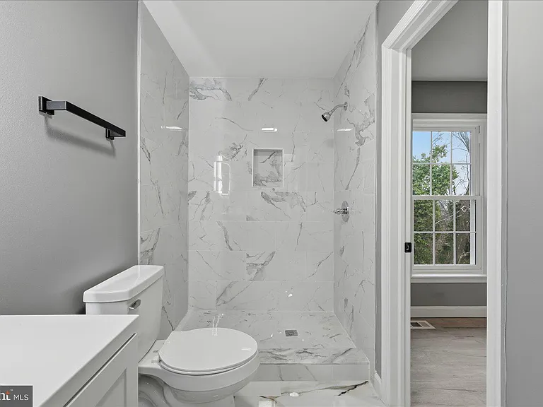 6915 Adel St — Photo 19