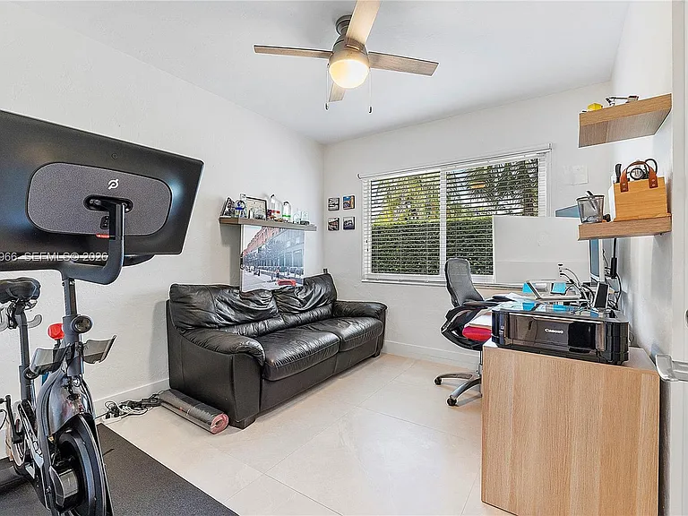 301 Hampton Ln — Photo 28