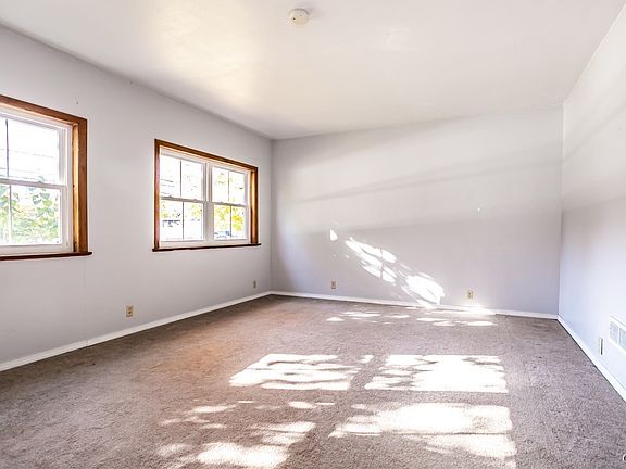 4th image of 163 W Seneca St