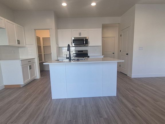 3rd image of 5677 S Weehawken Ln
