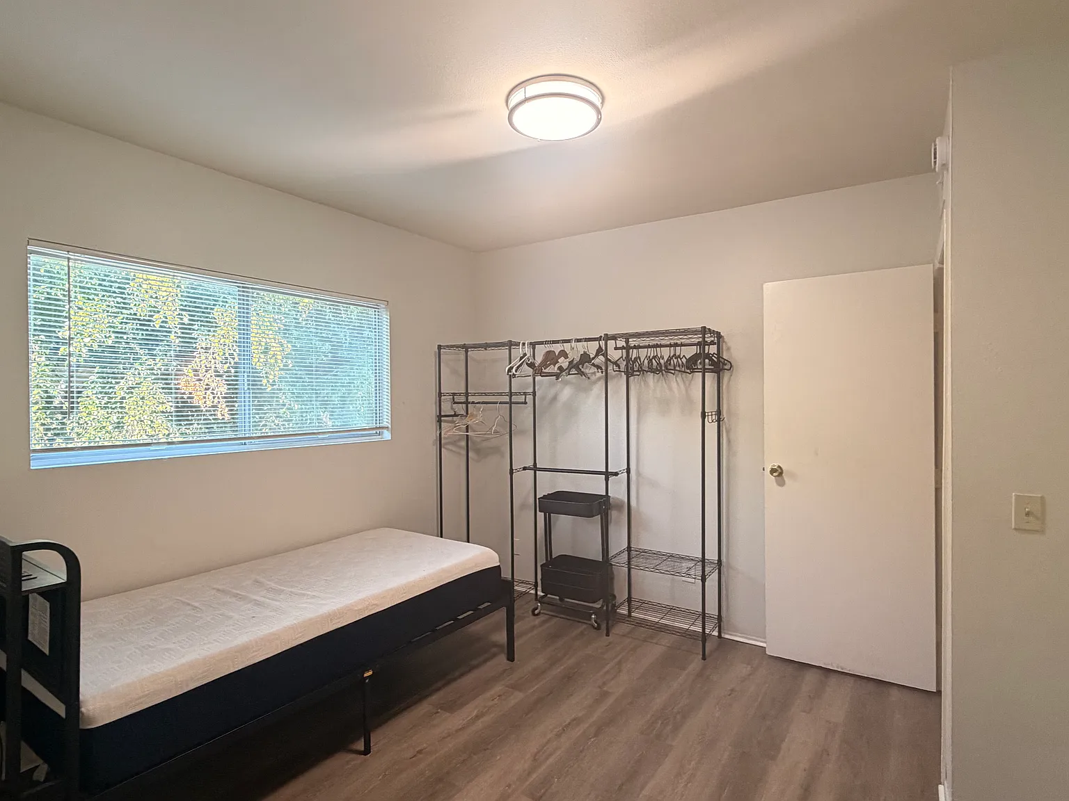 3 bed, 1300 sqft, $1,100 — Photo 2