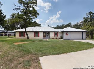 160 Scenic Oak Dr, Floresville, TX 78114