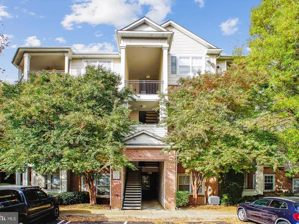 12112 Garden Grove Cir Unit 204, Fairfax, VA 22030