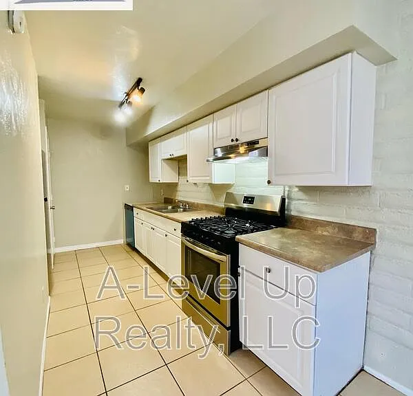1854 N 5th Ave — Photo 4