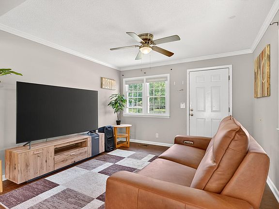 5th image of 407 E Pearsall St