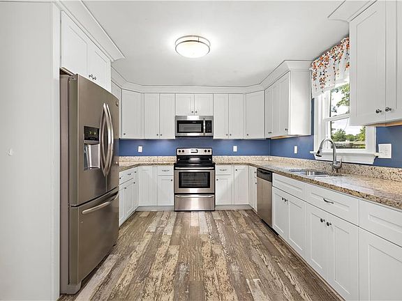3rd image of 616 Elmhurst Ln
