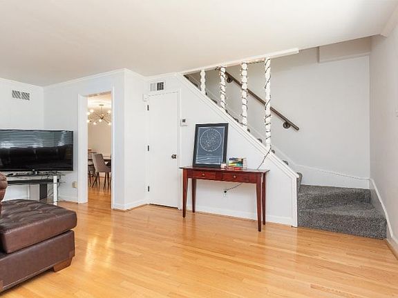 4th image of 8622 White Ave