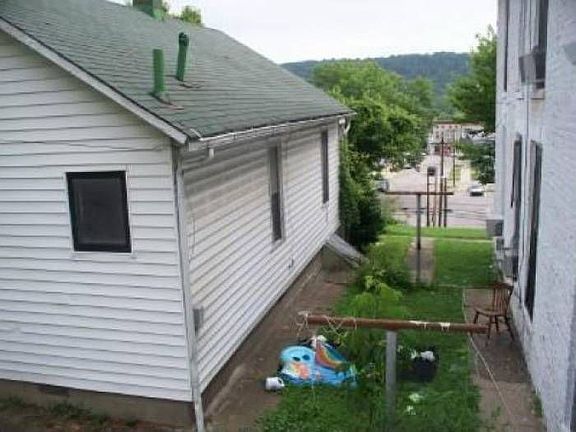 3rd image of 200 E 4th St