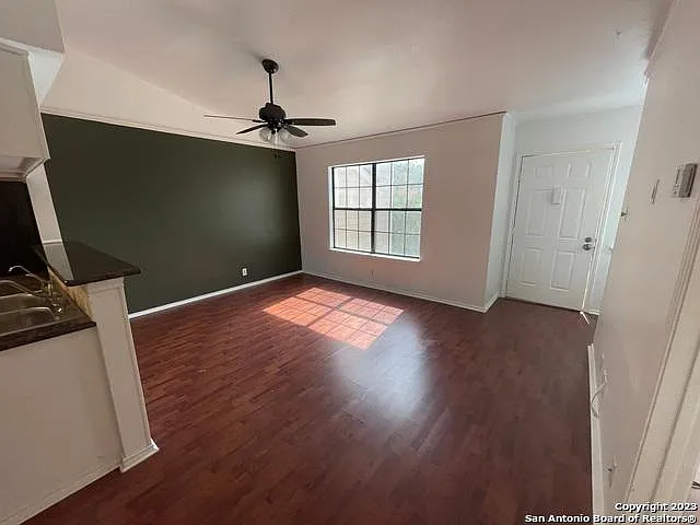 1 bed, 738 sqft, $975 — Photo 4