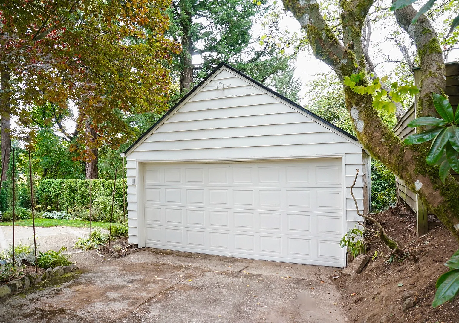 Beautiful Dream Home in the Southwest Hills! Call now to live amongst the trees! — Photo 4
