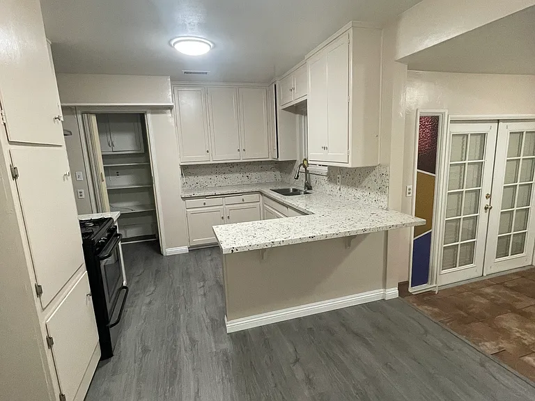 2303 Belle St — Photo 6