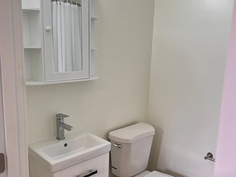 714 10th Ave E #10 — Photo 9