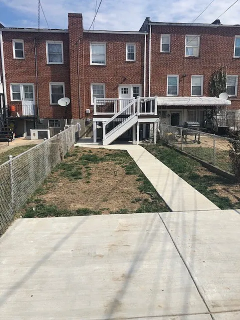 3 bed, 1200 sqft, $2,400 — Photo 3
