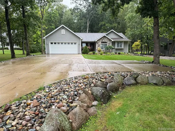 16290 Whitehead Dr, Linden, MI 48451