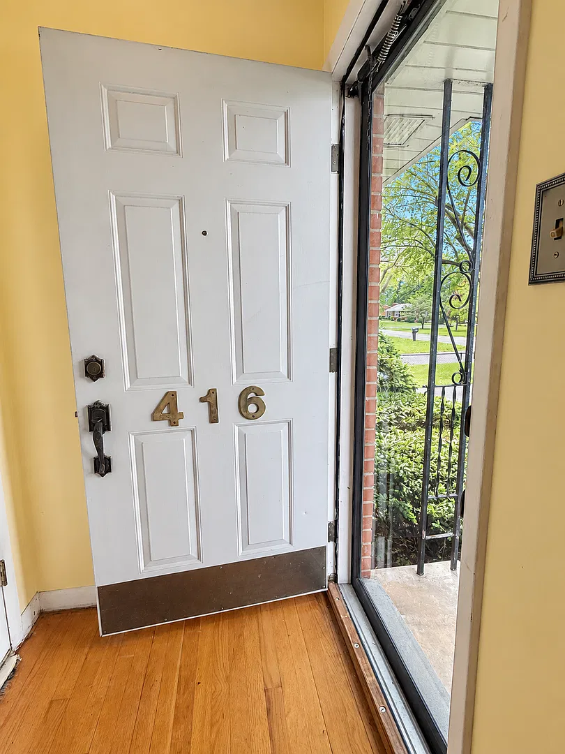 3 bedrooms- 1.5 bath home — Photo 2