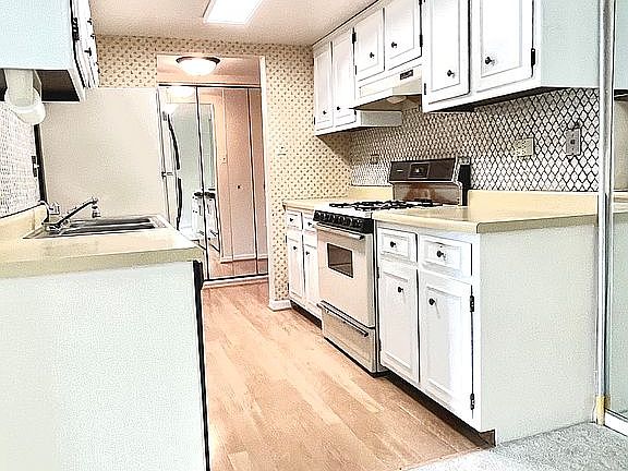 5th image of 502 Redondo Dr APT 411