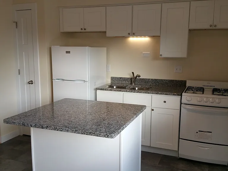 1441 N Franklin Pl — Photo 2