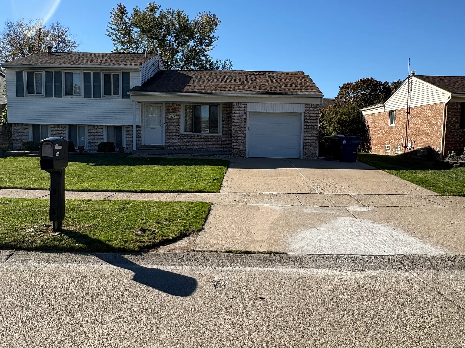 4 bed, 1.5 bath, 1996 sqft, $2,550 — Photo 2