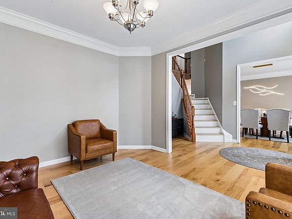 4th image of 909 Sweet William Ct SE