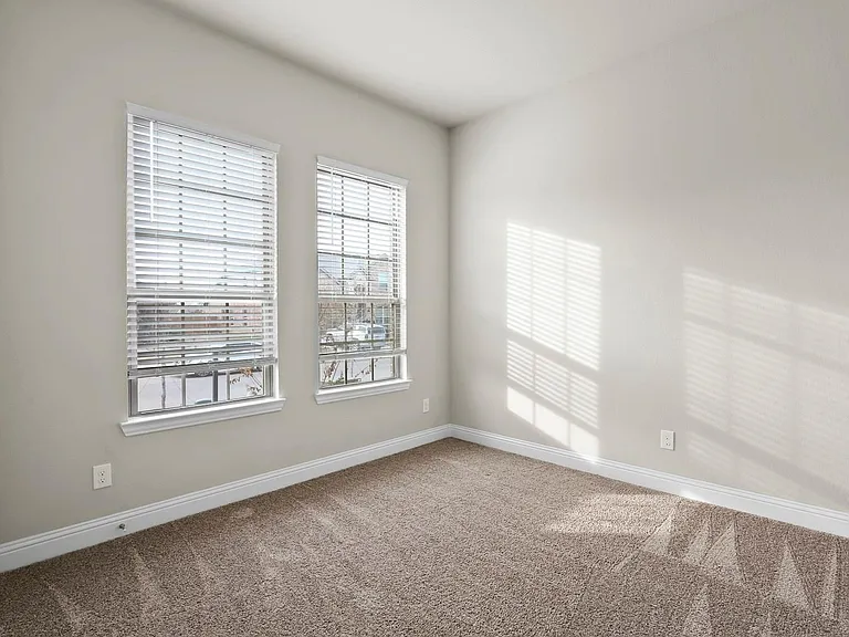 1316 Hudson Ln — Photo 5
