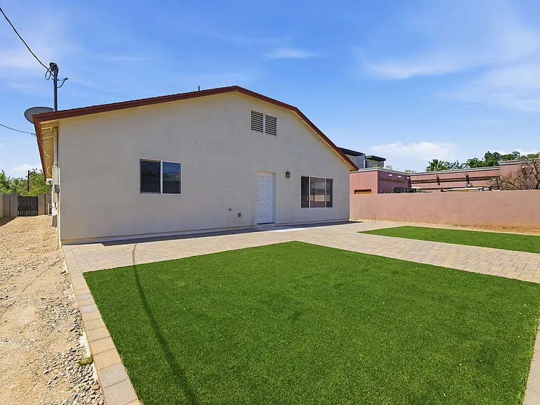 516 W Brown St — Photo 34