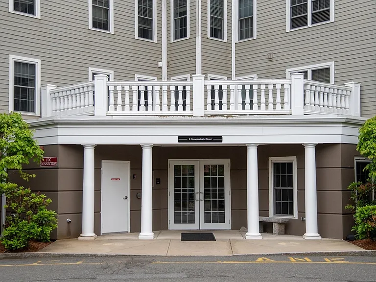 8 Crowninshield St #210 — Photo 2