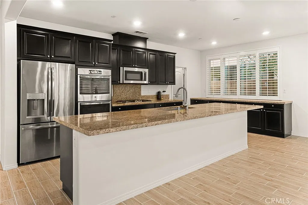 5 bed, 2803 sqft, $4,200 — Photo 4