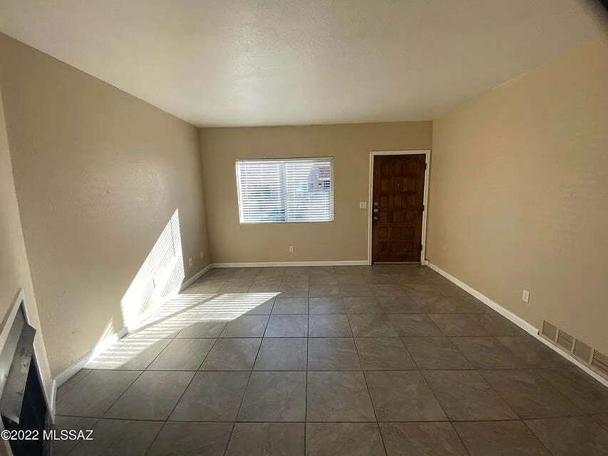 3525 E Flower St — Photo 4
