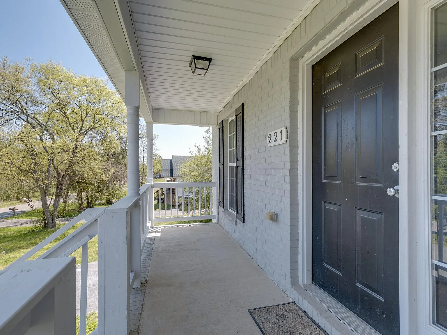 221 Elaine Dr — Photo 2