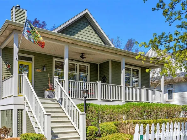 460 Summer Grove Dr, Douglas, MI 49406