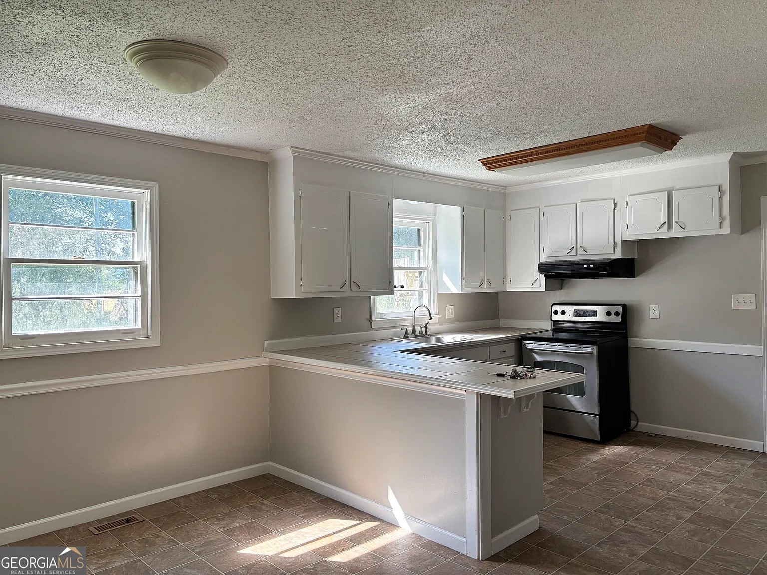 3 bed, 1.0 bath, 1211 sqft, $1,300 — Photo 3