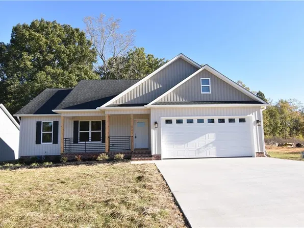 103 Fletchers Farm Dr, Thomasville, NC 27360