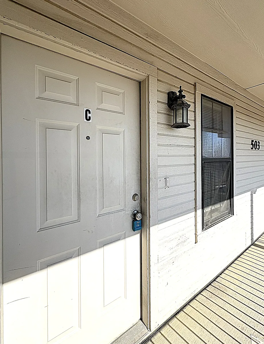 Building Photo - 503 Bermuda #C