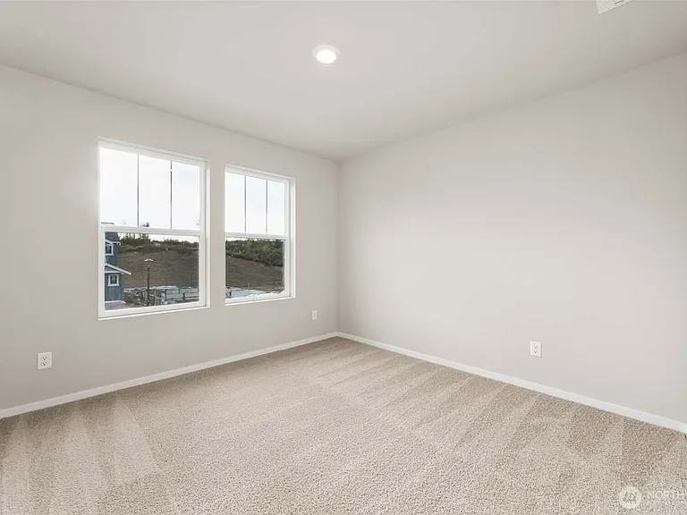 4039 23rd Ave NE — Photo 20
