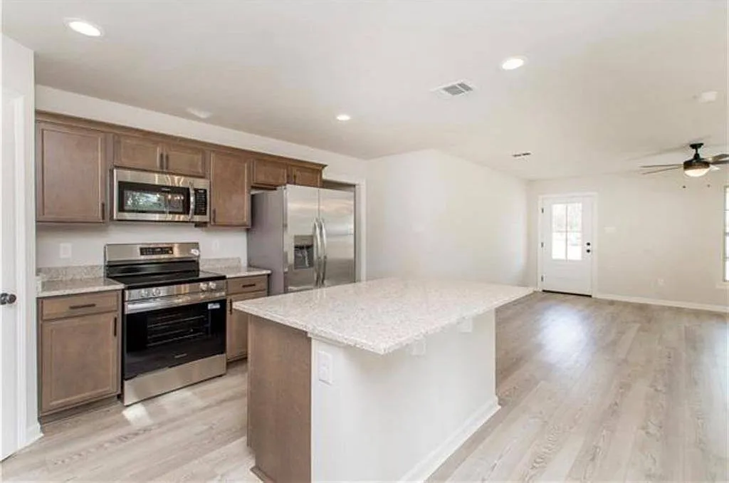 3 bed, 1369 sqft, $1,750 — Photo 4