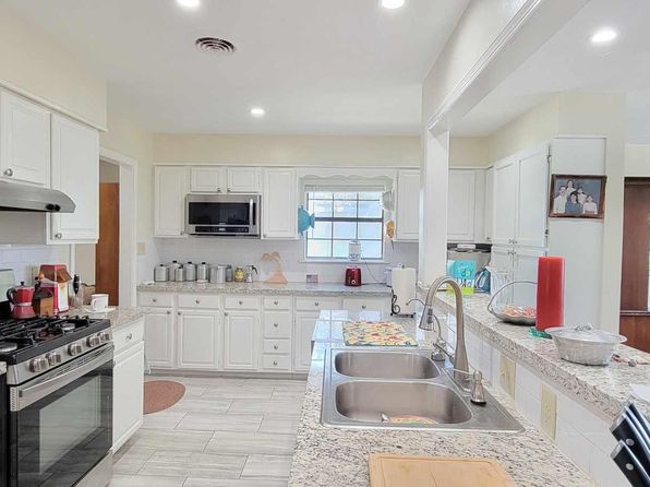 113 Sanders St, Palacios, TX 77465