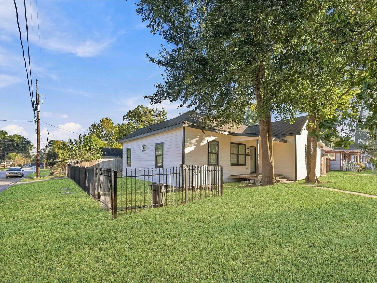 3 bed, 1.0 bath, 1396 sqft, $1,800 — Photo 2