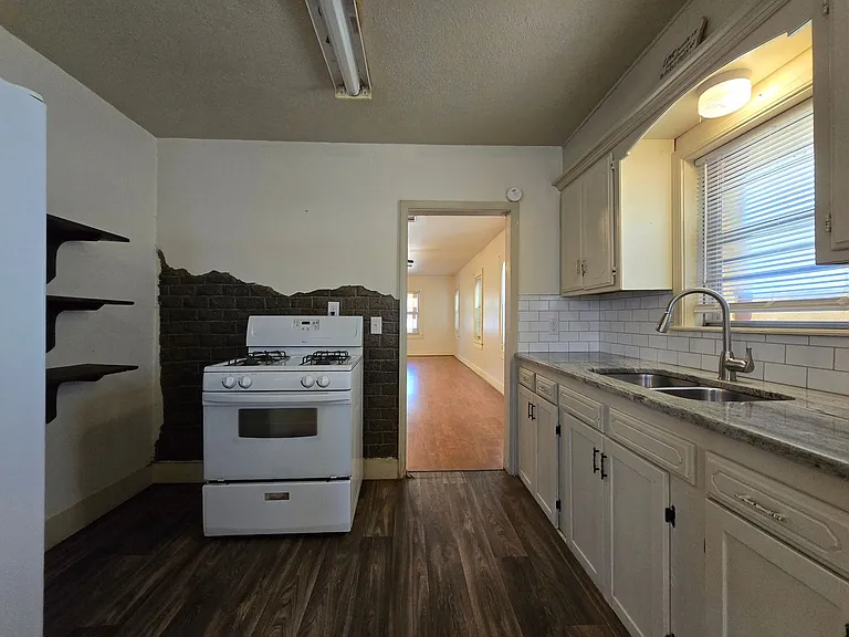 617 N Bonita Ave — Photo 6