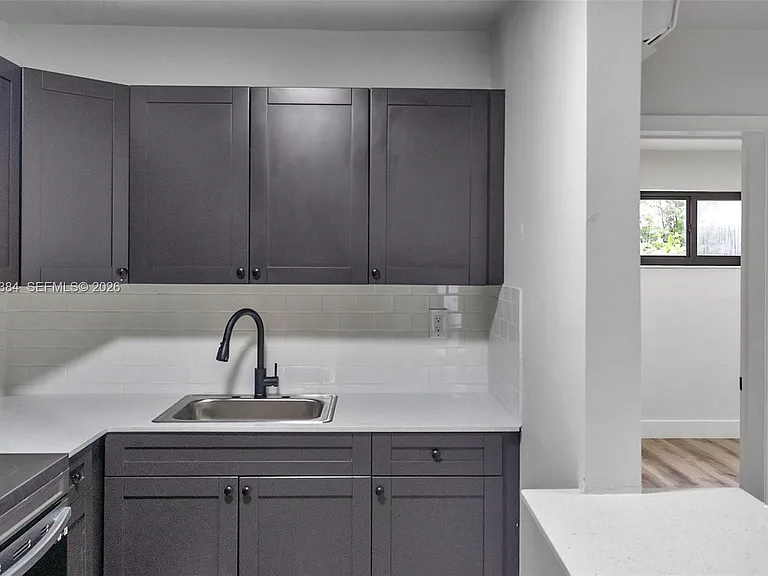 4037 SW 65th Ave #11 — Photo 7