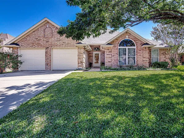 108 Clover Ln, Burleson, TX 76028