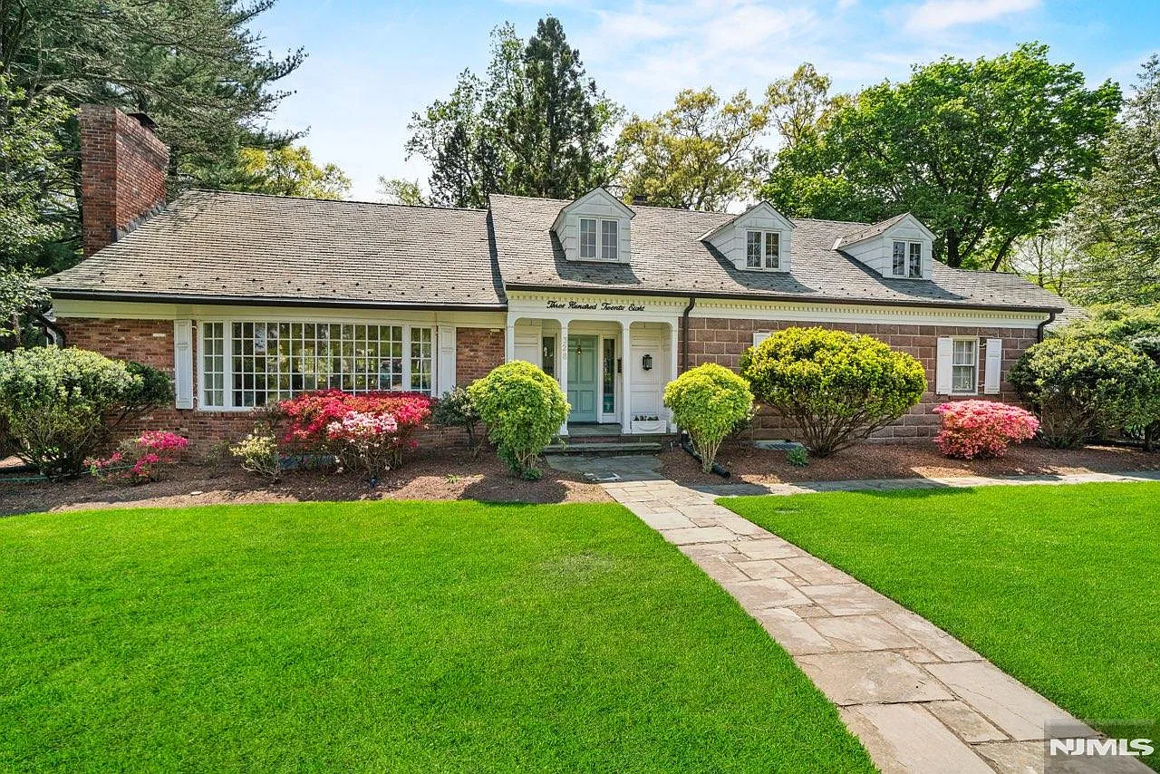 5 bed, 4.5 bath, 4636 sqft, $7,800 — Photo 1