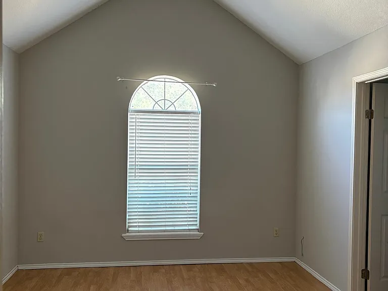 8404 Las Palmas Dr — Photo 13