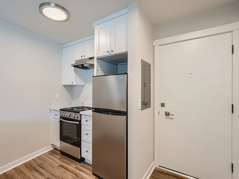 Four Seasons Apartments — Photo 5